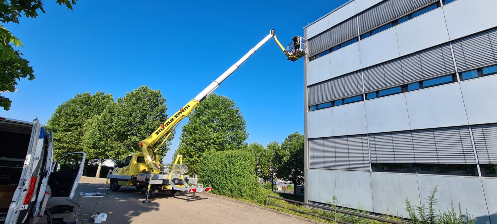 Kamera-Montage mit Hubsteiger - REIFF Sicherheitstechnik